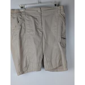 Chico's beige shorts sz 1.5 Elastic waist 35-38 "cargo pocket Ins 10"Rise 10,5"